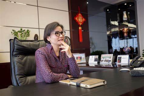 Zhou Qunfei, fundadora da Lens Technology, uma das maiores fornecedoras de telas sensíveis ao toque do mundo.