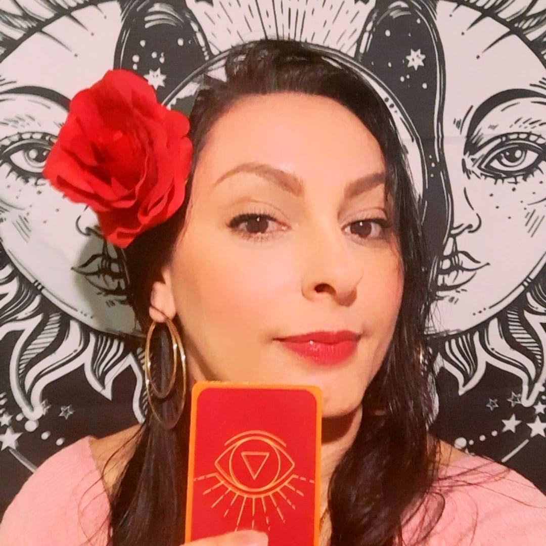 Lisiane com seu baralho cigano trapêutico.